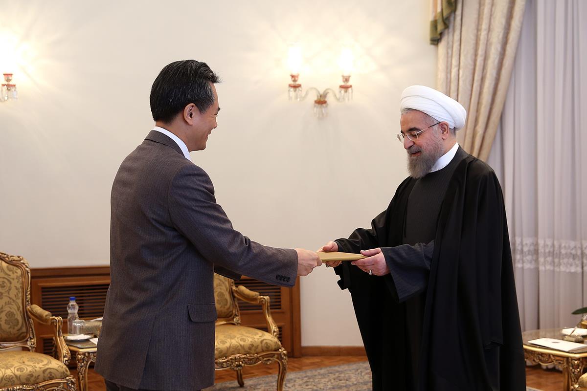 تقدیم استوارنامه سفیر کره جنوبی