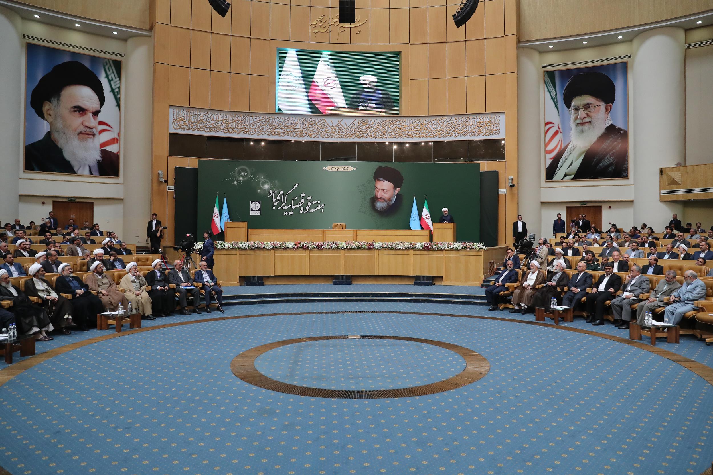 در کنار هم باید به فکر استقلال، اقتصاد، مبارزه با فساد، محیط‌زیست، آب، شفافیت و آبادی بیشتر ایران باشیم/ همه قوا باید شفاف و به مردم گزارش دهند؛ رسانه‌ها کمک کنند