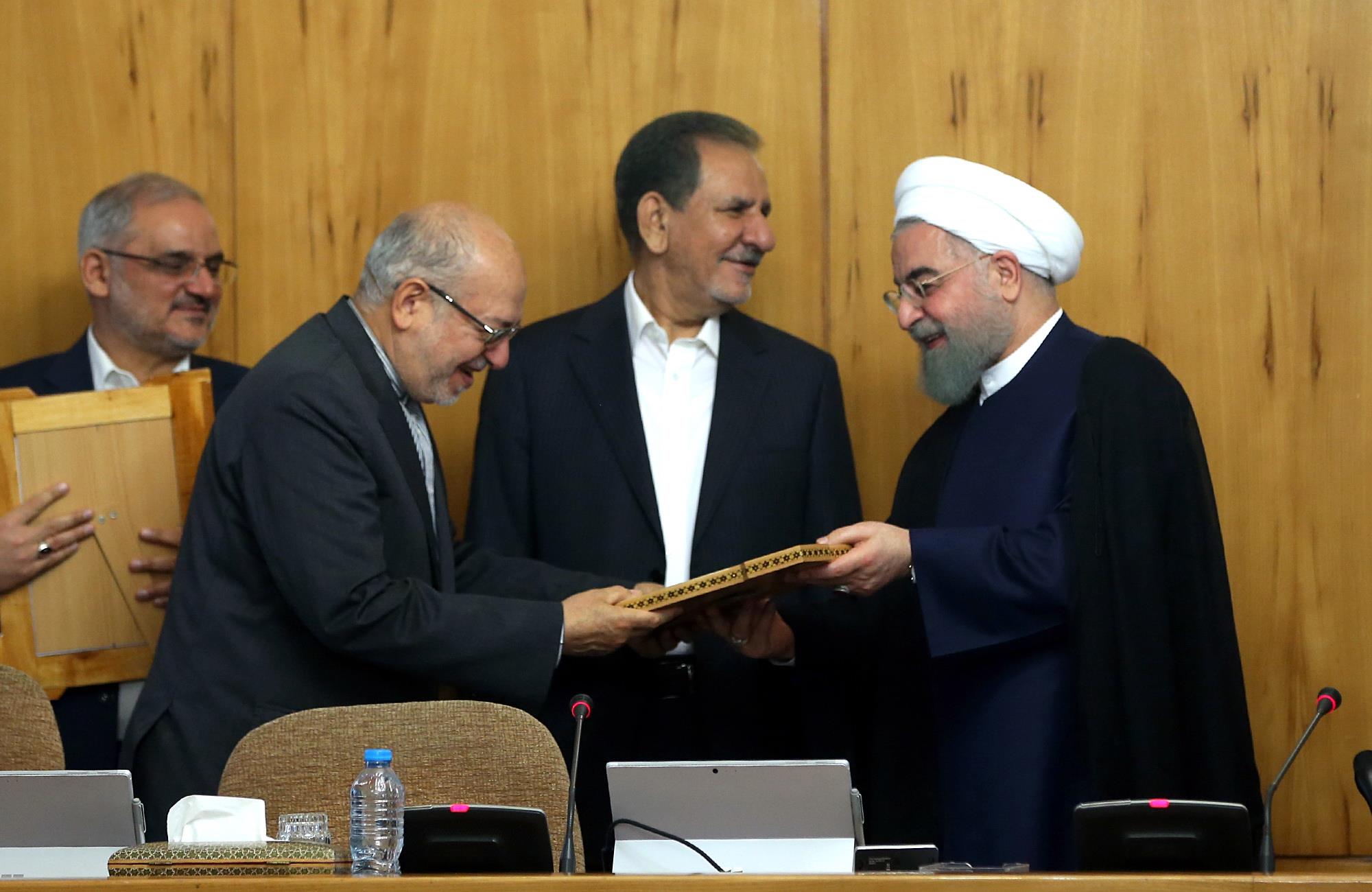 تقدیر رئیس‌جمهور از اعضای کابینه یازدهم/ مهندس نعمت‌زاده از ابتدای انقلاب مشغول خدمت به مردم بودند و خدمات شایسته تقدیری را در بخش‌های مختلف به‌ویژه در بخش صنعت ارائه کرده‌اند