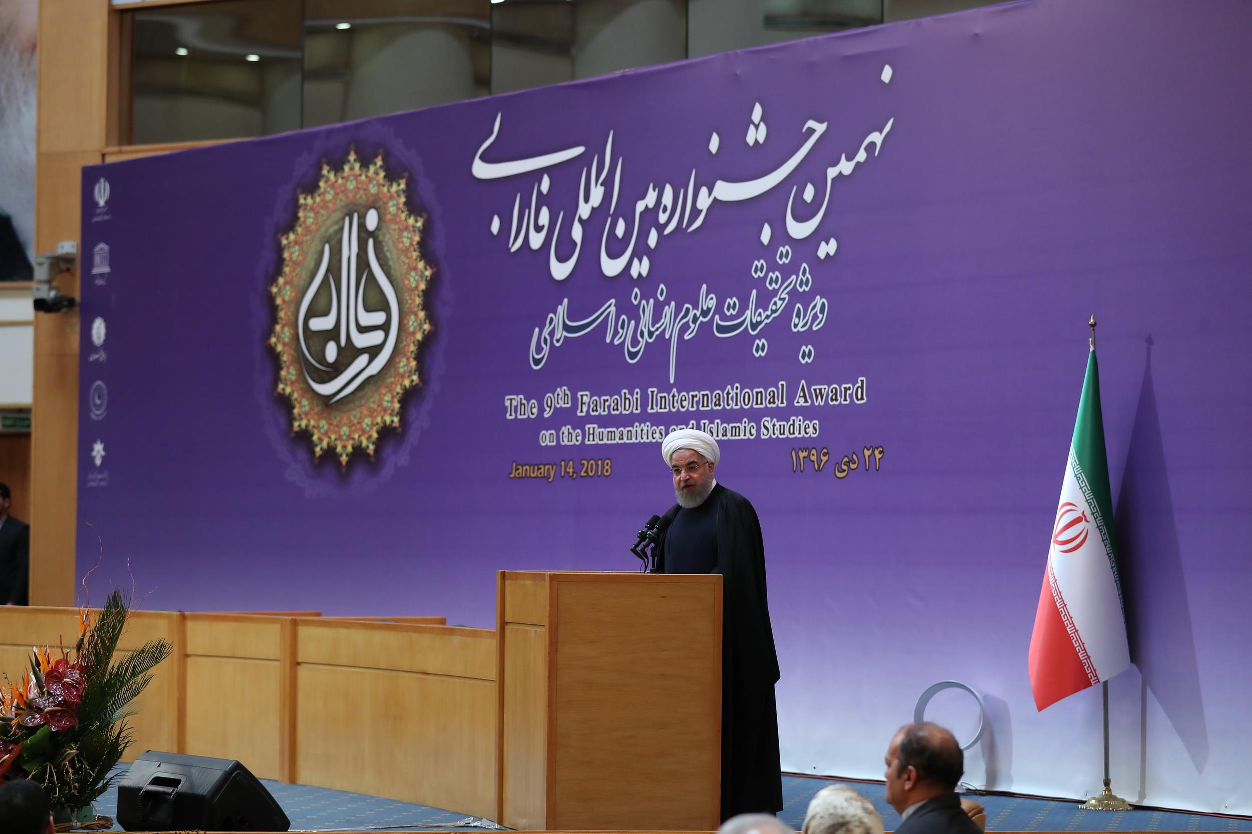 اگر علوم انسانی پیشتاز جامعه و کنار صنعت نباشد، صنعت به ضدجامعه تبدیل می‌شود/ تروریست‌ها و آنها که خاورمیانه را به آشوب کشیدند، فهم درستی از دین و علوم اجتماعی نداشتند