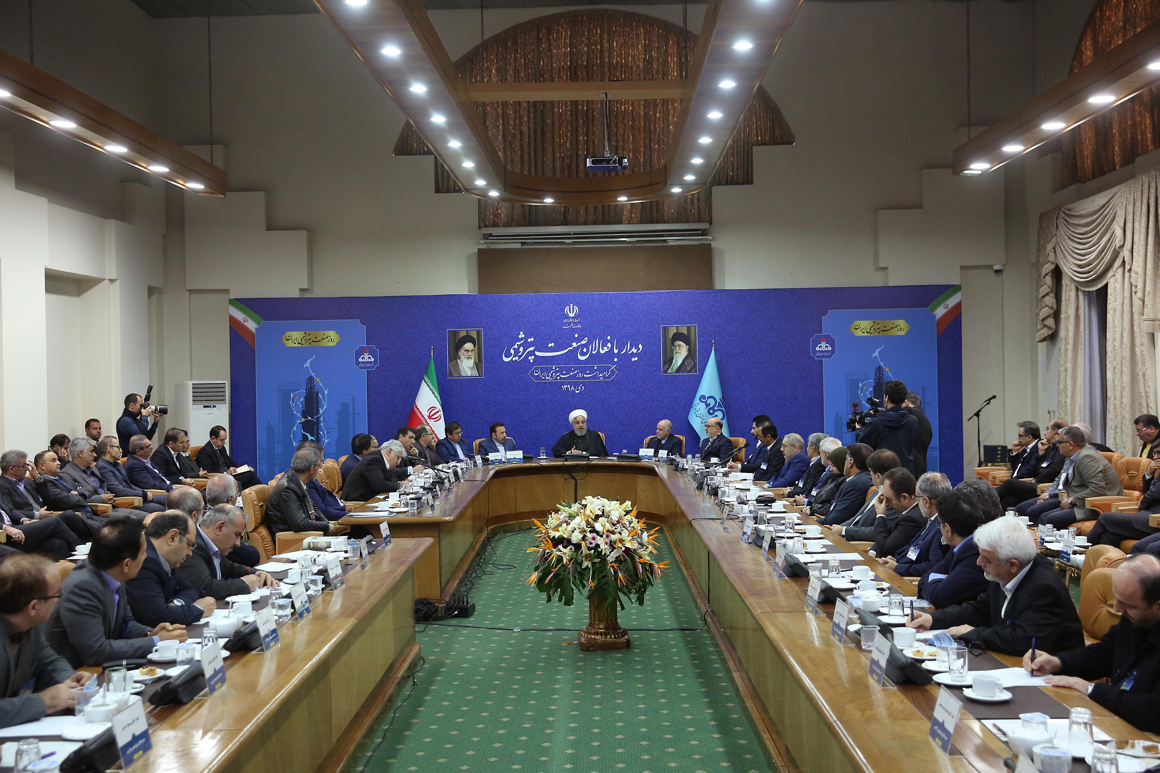 درآمد کنونی صنعت پتروشیمی ما حدود 17 میلیارد دلار است که تا سال 1400 به 25 میلیارد دلار و در پایان گام سوم به 37 میلیارد دلار خواهد رسید