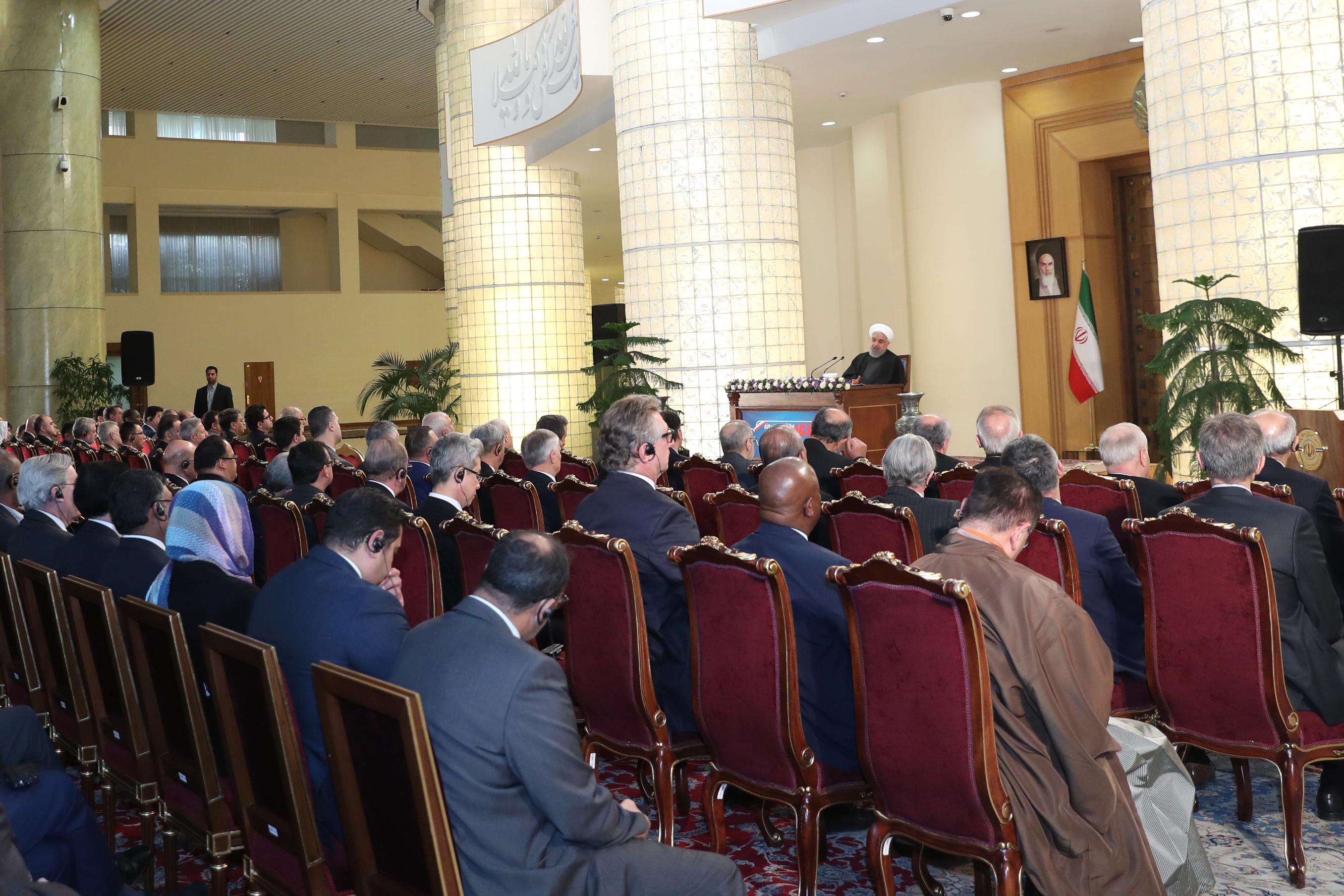 آیا قانون‌شکنی، جنایت، در فشار قراردادن یک ملت و زیرپا گذاشتن عهد و پیمان برای ترامپ افتخار است؟!