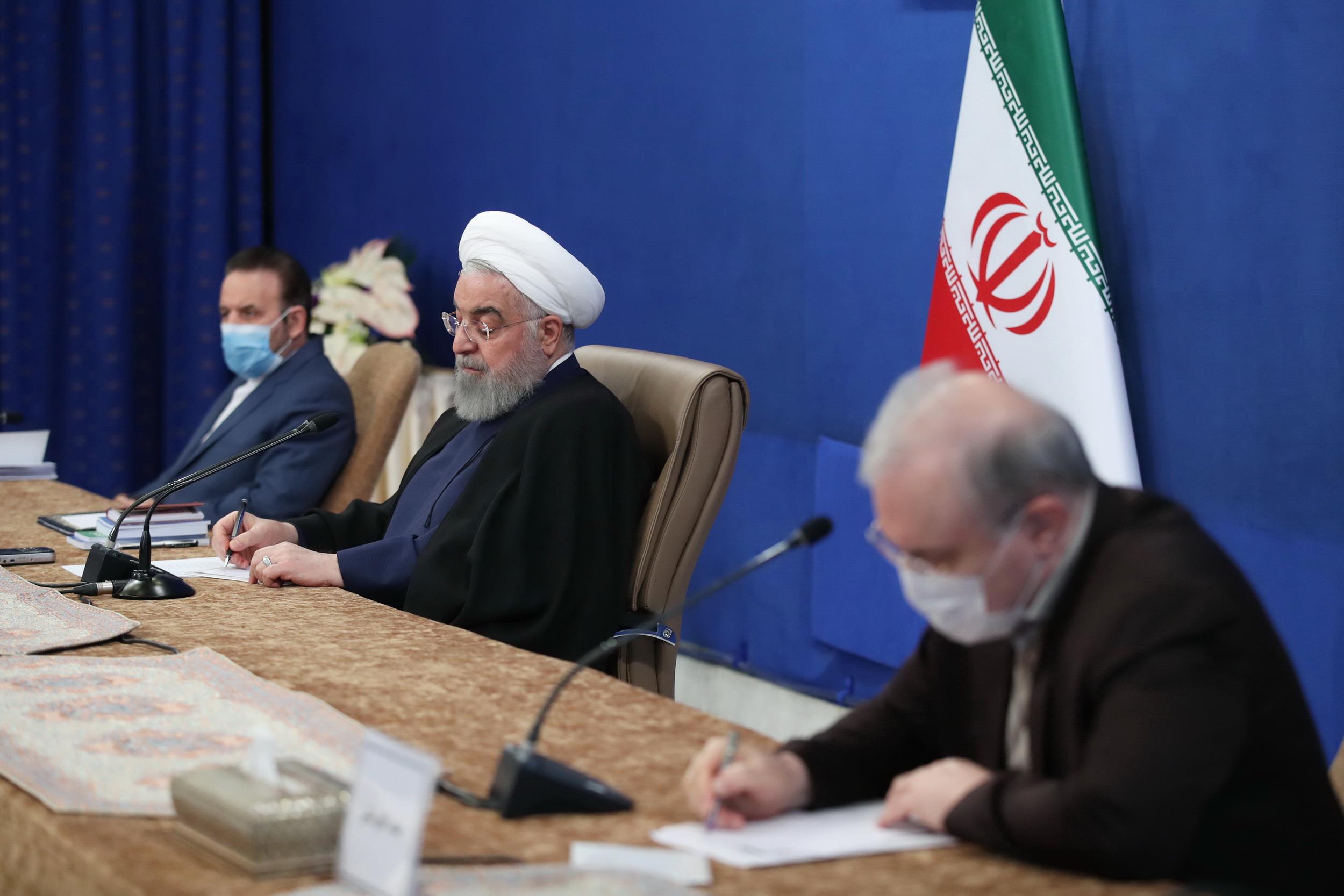حالا به‌هرحال دیر یا زود از کرونا می‌گذریم حال ممکن است با این کرونا یک ماه دیگر مواجه باشیم، ممکن است ۵ ماه دیگر با آن مواجه باشیم و ممکن است بیشتر با آن مواجه باشیم که نمی‌توانیم به‌دقت بگوییم چه روزی این دوره تمام می‌شود و شاید کمتر کشوری هم بتوانند به این صراحت و قاطعیت بگوید که مثلا این مسئله تمام می‌شود