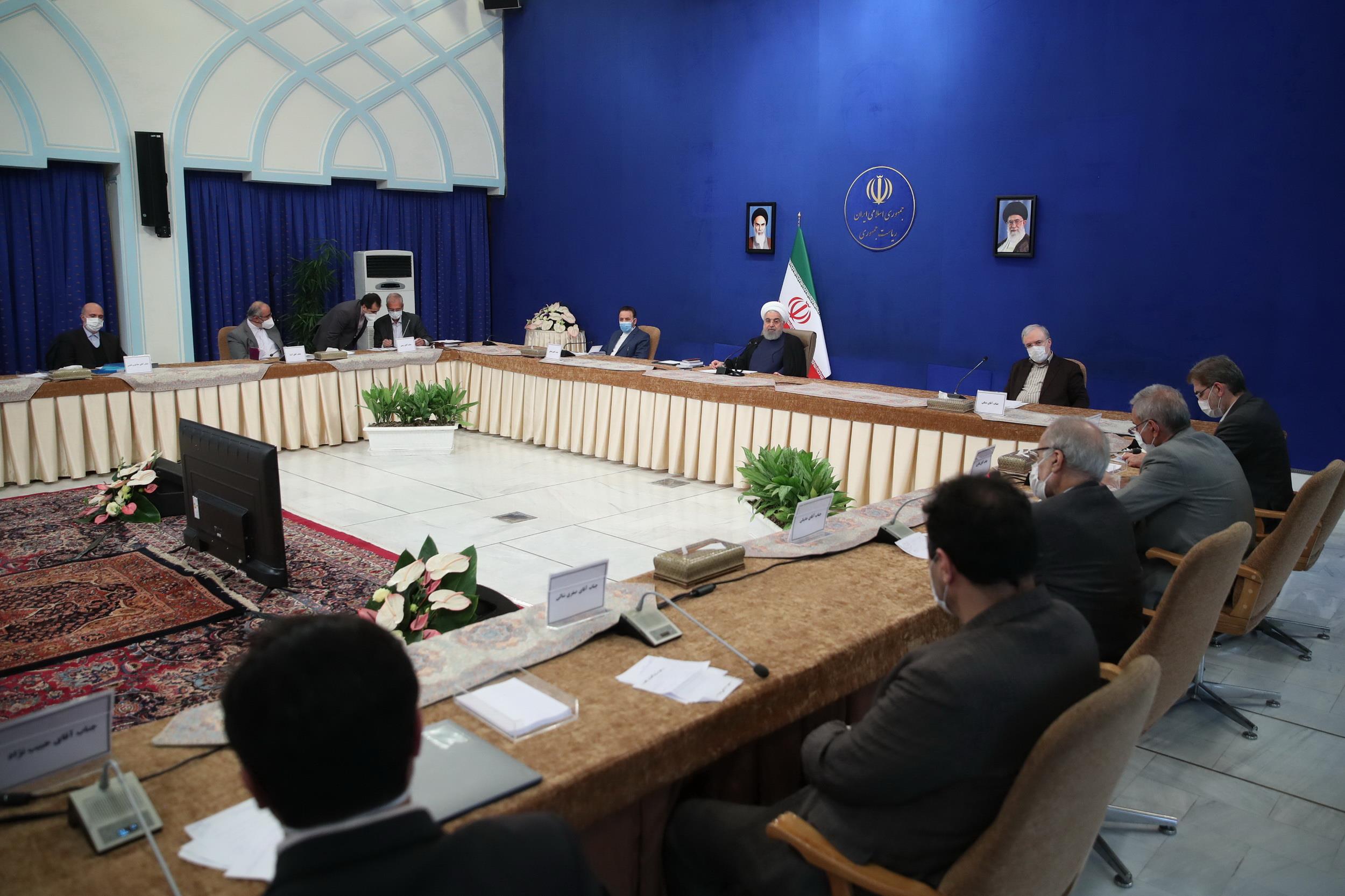 ترس بیش از حد، دلهره بیش از حد، اضطراب بیش از حد از خودِ این کرونا و از این ویروس بدتر است و واقعا میتواند زندگی مردم را در هم بشکند و آسایش را از مردم بگیرد، اما در عین حال هم نباید بیاحتیاطی کنیم یعنی هم باید دلهره و اضطراب اضافه نباشد و هم باید احتیاط لازم انجام بگیرد