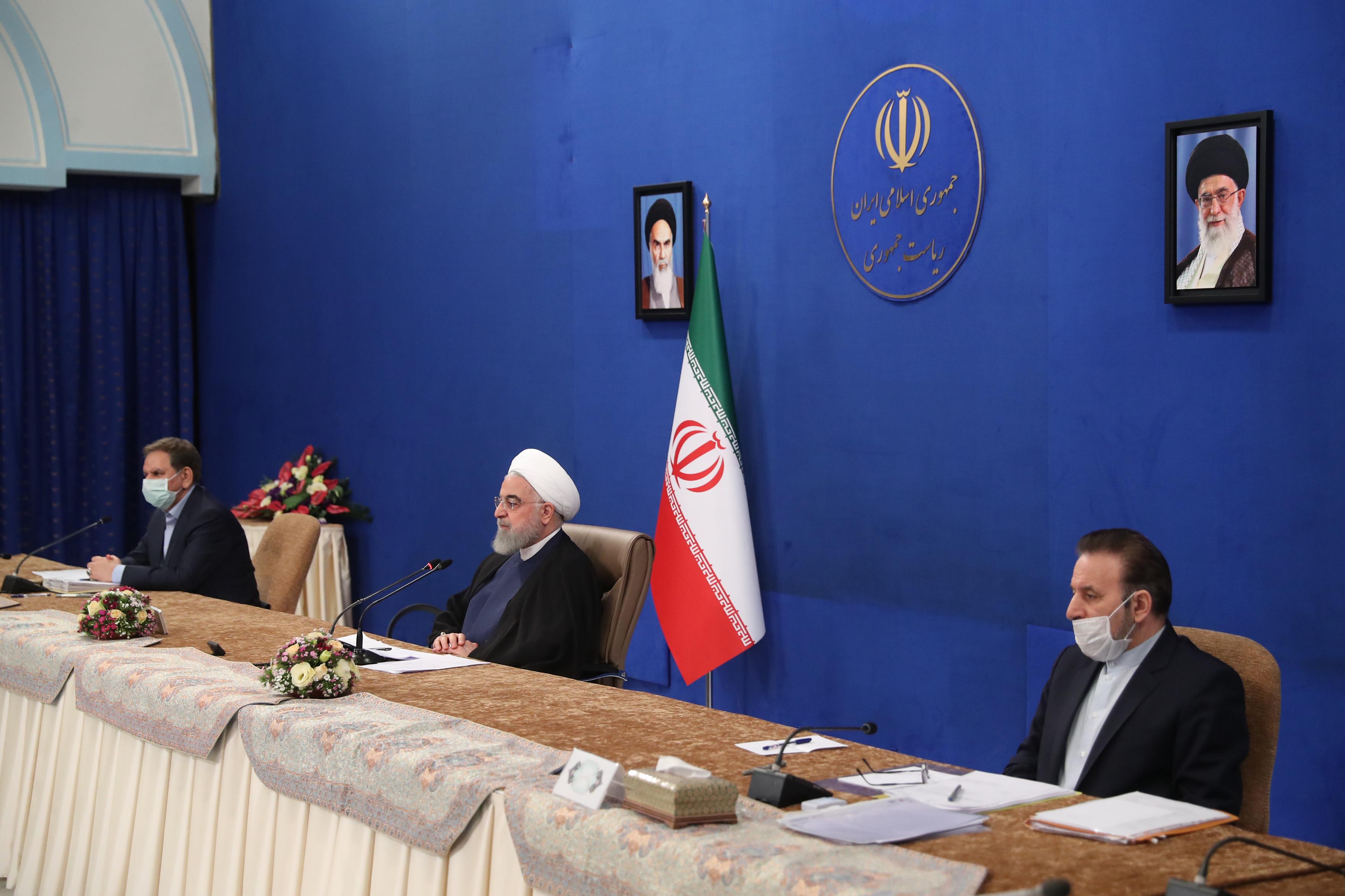 چرا این سهام را در بورس می‌گذاریم، اولا اگر می‌خواهیم جهش تولید داشته باشیم دولت باید چابک شود دولت باید تصدی‌گری‌هایی را که نیاز ندارد کنار بگذارد، آنهایی که حاکمیتی نیست اگر می‌خواهیم به جهش تولید برسیم باید اقتصاد را به شرکت‌های خصوصی و مردم واگذار کنیم باید شرکت‌های عمومی غیردولتی هم راه برایشان تسهیل شود برای اینکه در اقتصاد وارد شوند این دلیل اول، دلیل دوم اینکه نقدینگی در جامعه ما زیاد است و یکی از راه‌های صحیح و درست و سالم برای جمع‌آوری نقدینگی و در نهایت کاهش تورم و مهار تورم حضور مردم در صحنه بورس است، در بورس اگر حضور پیدا کنند هم صاحب سهام می‌شوند و هم اگر لازم باشد سهامشان را می‌توانند اضافه کنندمی‌توانند بفروشند پس هم نقدینگی جمع می شود، سوم اینکه بنگاه‌های دولتی شفاف می‌شود؛ برای ما خیلی مهم است که شستا شفاف باشد؛ سهام دیگر شرکت‌های دولتی در بورس بیاید، شفاف بشود و همه ببینند؛ مبارزه با فساد و رانت در سایه شفافیت است و ما این راه را ادامه می‌دهیم و ان‌شاءالله تا پایان سال مردم خواهند دید قدم‌های مهمی را در این راه برمی‌داریم