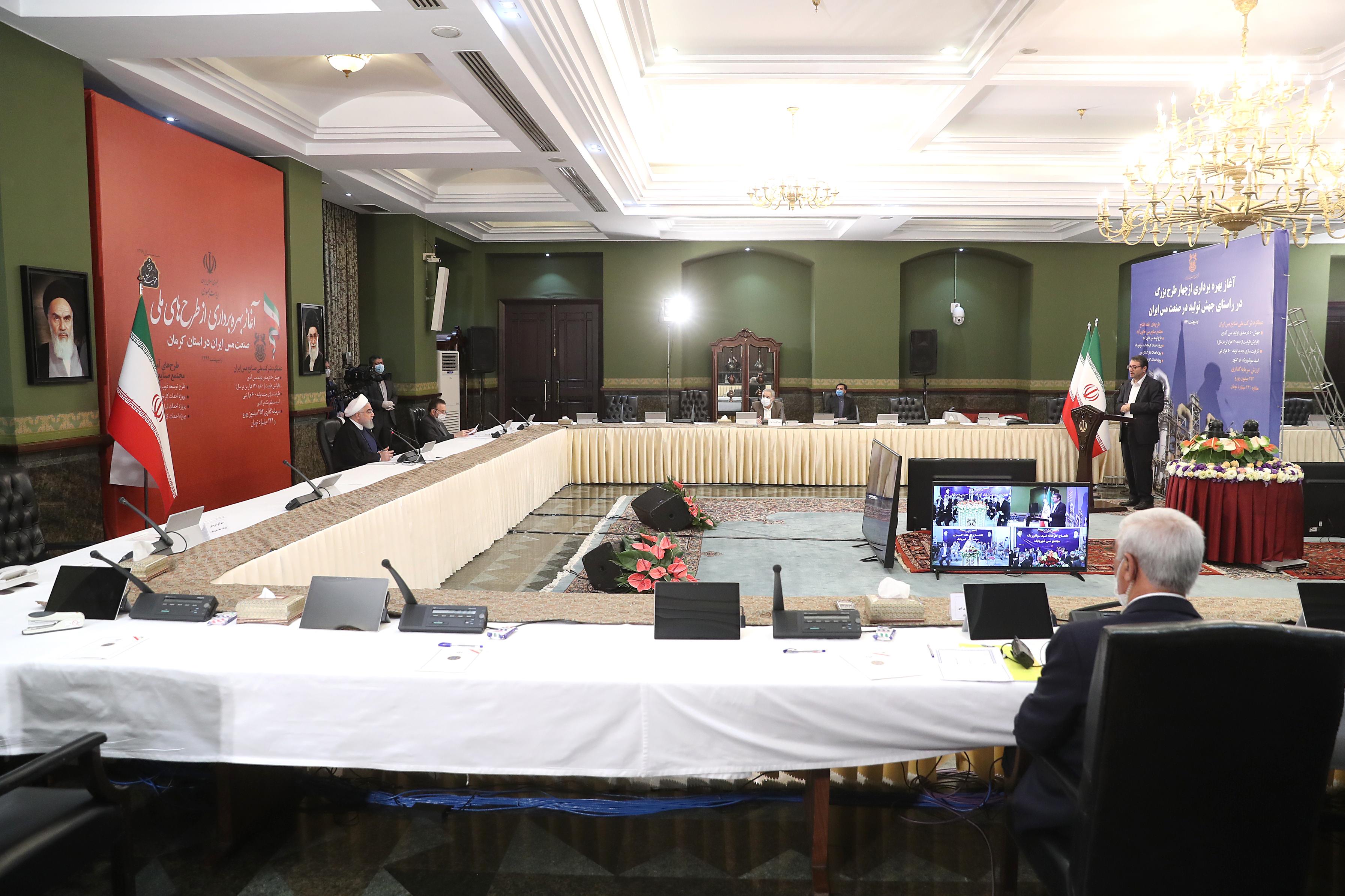 نکته دیگری که میخواهم بهطور کلی در اینجا تأکید کنم که سال ما سال جهش تولید است و معنای جهش تولید این است که اگر تولید سالهای گذشته ما هرچه بود، امسال شاهد حرکت بیشتر و سریعتری باشیم و اینکه مقام معظم رهبری بر مسئله تولید امسال بیش از همیشه تأکید کردند به این دلیل است که با این شرایطی که امسال داریم، هم شرایط تحریم و هم شرایط کرونا برای اینکه کشور ما بتواند پیش برود و نیازمندیهای مردم تامین و به مرحله صادرات برسیم، راهی جز تولید نداریم و باید تولید را گسترش دهیم