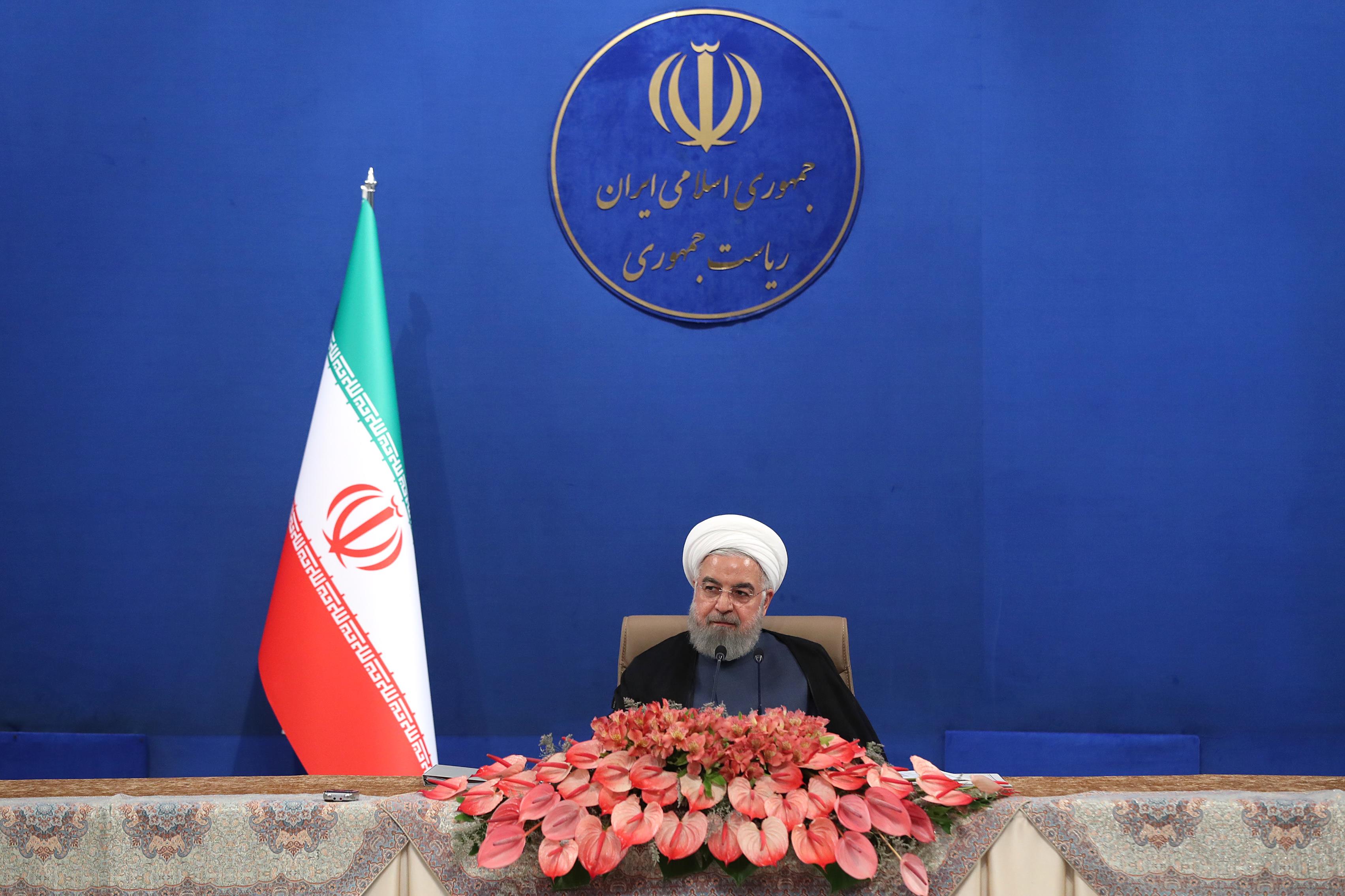 من باید در اینجا در این دو سال و سه ماه در این سختی‌هایی که بودیم در بخش پتروشیمی چون همیشه بار را به دوش آقای مهندس زنگنه می‌گذاشتیم از ایشان تشکر کنیم، از وزارت صمت در مسئولیت‌های مختلف، از وزرای قبلی تشکر کنم، الان هم از سرپرست وزارت صمت آقای خیابانی تشکر کنم، کار بزرگی انجام گرفته یعنی مردم ما مطلع باشند اگر دولت افتخار می‌کند و می‌گوید من در برابر آمریکا، در برابر تحریم، در برابر فشار خارجی می‌ایستم این ایستادگی منوط هست به کمک همه، همه تولیدکنندگان، همه سرمایه‌گذاران، همه کارآفرینان و مخصوصا زنجیره پتروشیمی و زنجیره فولاد بار بسیار سنگینی را بر دوش داشتند و می‌خواهم در اینجا به عنوان رئیس‌جمهور ملت ایران از این عزیزان سپاسگزاری و تشکر کنم برای اینکه کار بزرگی را در این دو سال و سه ماه انجام دادند