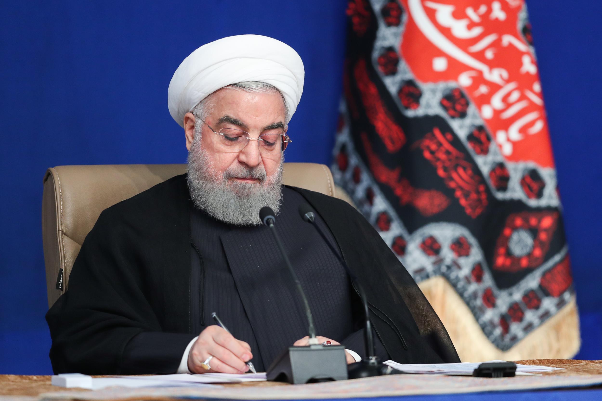 به نکته‌ای هم می‌خواهم تاکید کنم، مقام معظم رهبری در بیاناتی که روز یکشنبه به‌مناسبت هفته دولت داشتند روی مسئله خام‌فروشی دومرتبه تاکید کردند قبلا هم روی این مسئله چون همواره تاکید می‌کردند و از سنگ‌های قیمتی و از زعفران اسم بردند، من اینجا می‌خواهم از وزارت صمت در این دو مورد خاص که رهبری نام بردند حتما یک تلاش ویژه‌ای انجام بدهند دولت آماده است، همین الان اعلام می‌کنم در زمینه بسته‌بندی، حال کل صنعت بسته‌بندی برای ما بسیار اهمیت دارد به‌ویژه در بخش زعفران که طلای قرمز است، همچنین در سنگ‌های قیمتی که مقام معظم رهبری تاکید کردند یک کار ویژه‌ای انجام بگیرد، همین‌جا اعلام می‌کنم ما از لحاظ سرمایه‌گذاری لازم کمک خواهیم کرد، قاعدتا بخش خصوصی باید اینها را سرمایه‌گذاری کند و ما باید کمک کنیم در همه جهات که مردم بتوانند در این زمینه فعالیت مضاعفی را انجام بدهند