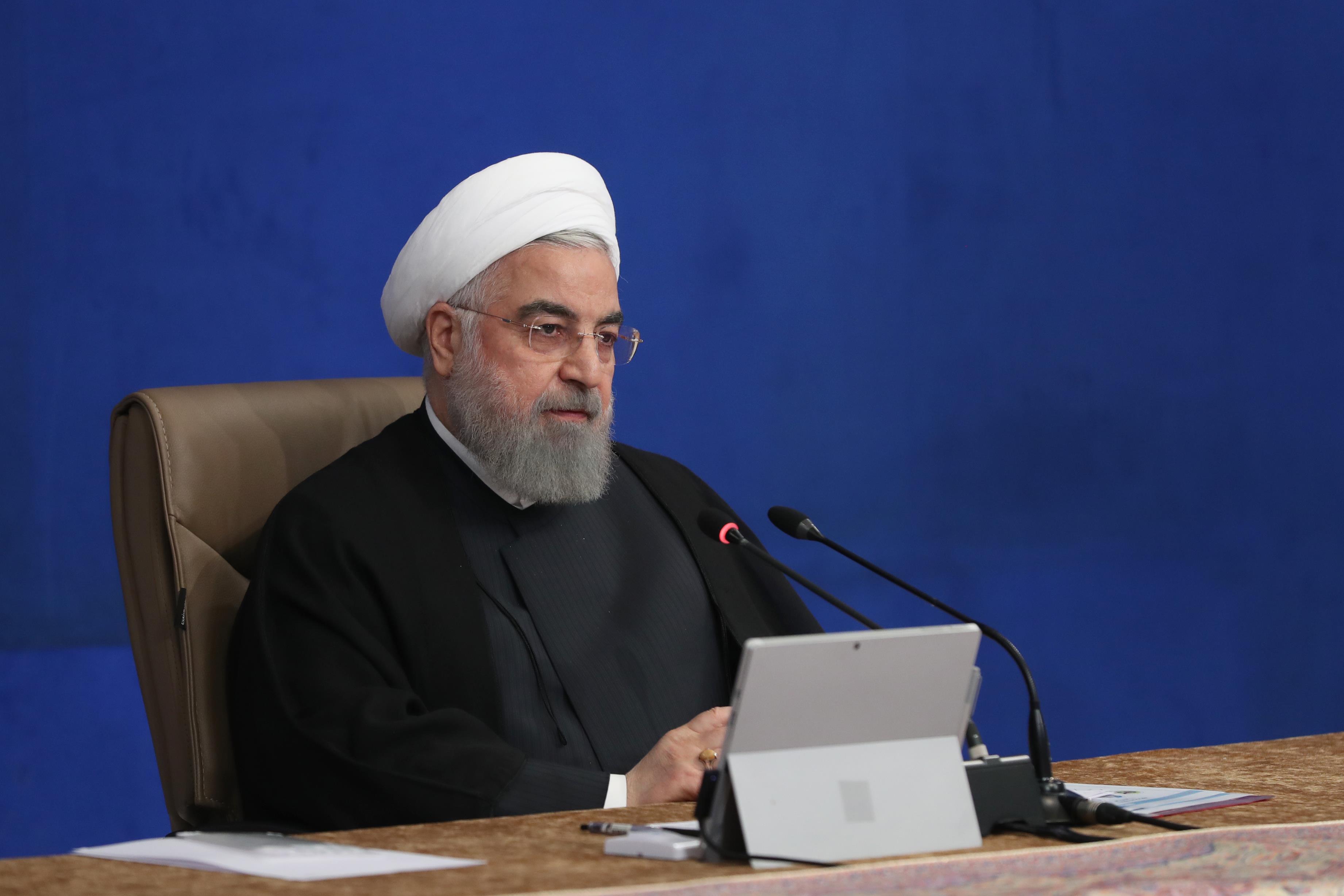 تکرار می‌کنم 3 تا امتحان بزرگ برای مردم ایران بود، جنگ تحمیلی اقتصادی سال 97 که ادامه دارد، سیل سال 98 در 25 استان که آزمایش دیگری برای این مردم بود و کرونایی که پایان سال 98 و سال 99 درگیر آن هستیم، 3 آزمایش بزرگ، هم برای مسئولین، هم مدیران و هم برای مردم، بحمدالله مردم ما در همه این آزمون‌ها سربلند بیرون آمدند، هفته آینده به ملت عزیز ایران این خبر خوش و تبریک را عرض می‌کنیم که 10 سال تحریم ظالمانه تسلیحاتی یکشنبه هفته آینده رفع خواهد شد در 27 مهرماه دیگر تحریم تسلیحاتی نداریم و شما می‌دانیم مردم، 4 سال سر این با آمریکا جنگیدیم، 4 سال آمریکا این در و آن در می‌زد برای اینکه روز 27 مهرماه اتفاق نیفتد و چند روز دیگر این روز اتفاق خواهد افتاد، این به‌خاطر ایستادگی مردم و تلاش همه مسئولین و دیپلمات‌های ما است، آمریکا موفق نشد، آنهایی که می‌گویند برجام برای ما چه کرده این یکی از کارهای برجام است، تحریم تسلیحاتی را برداشت از یکشنبه می‌توانیم اسلحه‌مان را به هر که خواستیم بفروشیم و از هر که خواستیم اسلحه بخریم، این یکی از آن اقدامات مهمی بود که دولت تدبیر و امید انجام داد