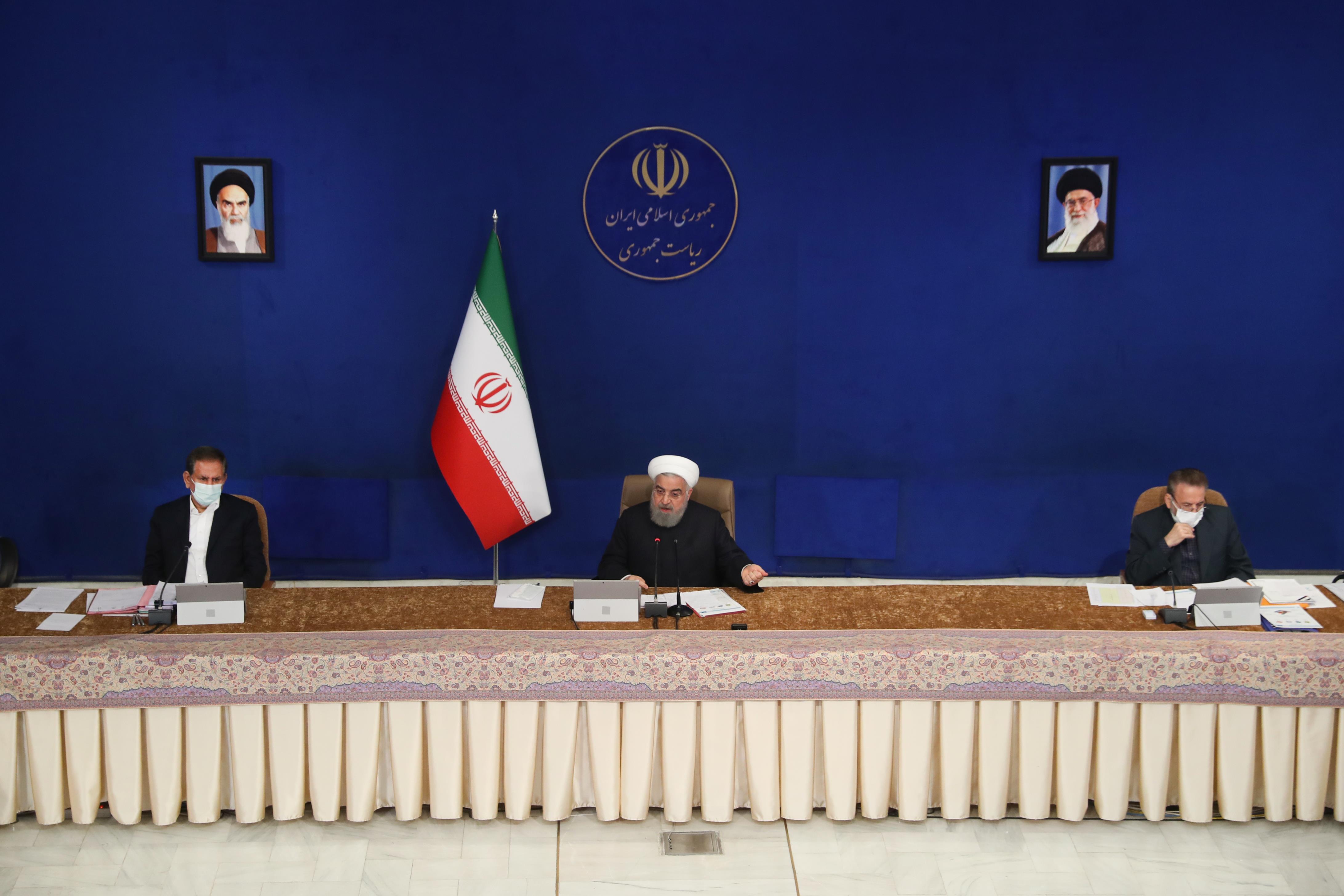 موفقیت ما در تولید، صادرات غیرنفتی، مبارزه با کرونا، همه‌جا وقتی موفق می‌شویم که همه دست‌به‌دست هم دهیم و همه همدیگر را یاری و کمک کنیم و اگر در بحث کرونا مقرراتی می‌گذرانیم که این مقررات محدودیت‌ها را اضافه می‌کند، مردم ما بدانند فقط به‌خاطر سلامت عزیزان خودشان و خودشان است. خودشان و بچه‌هایشان و خانواده عزیزشان است. فقط می‌خواهیم مردم در سلامت بمانند، نمی‌خواهیم کسی اذیت بشود. این محدودیت‌ها جزو لوازمی است که برای سلامت لازم می‌دانیم. ان‌شاء‌الله با کمک همدیگر در کنار یکدیگر ابرقدرت دشمن خودمان و صهیونیسم را شکست خواهیم داد. در تولید و فعالیت اقتصادی خداوند توفیق نصیب ما خواهد کرد در مبارزه با کرونا ان‌شاء‌الله با کمک همه کادر درمان موفق خواهیم شد. ان‌شاء‌الله