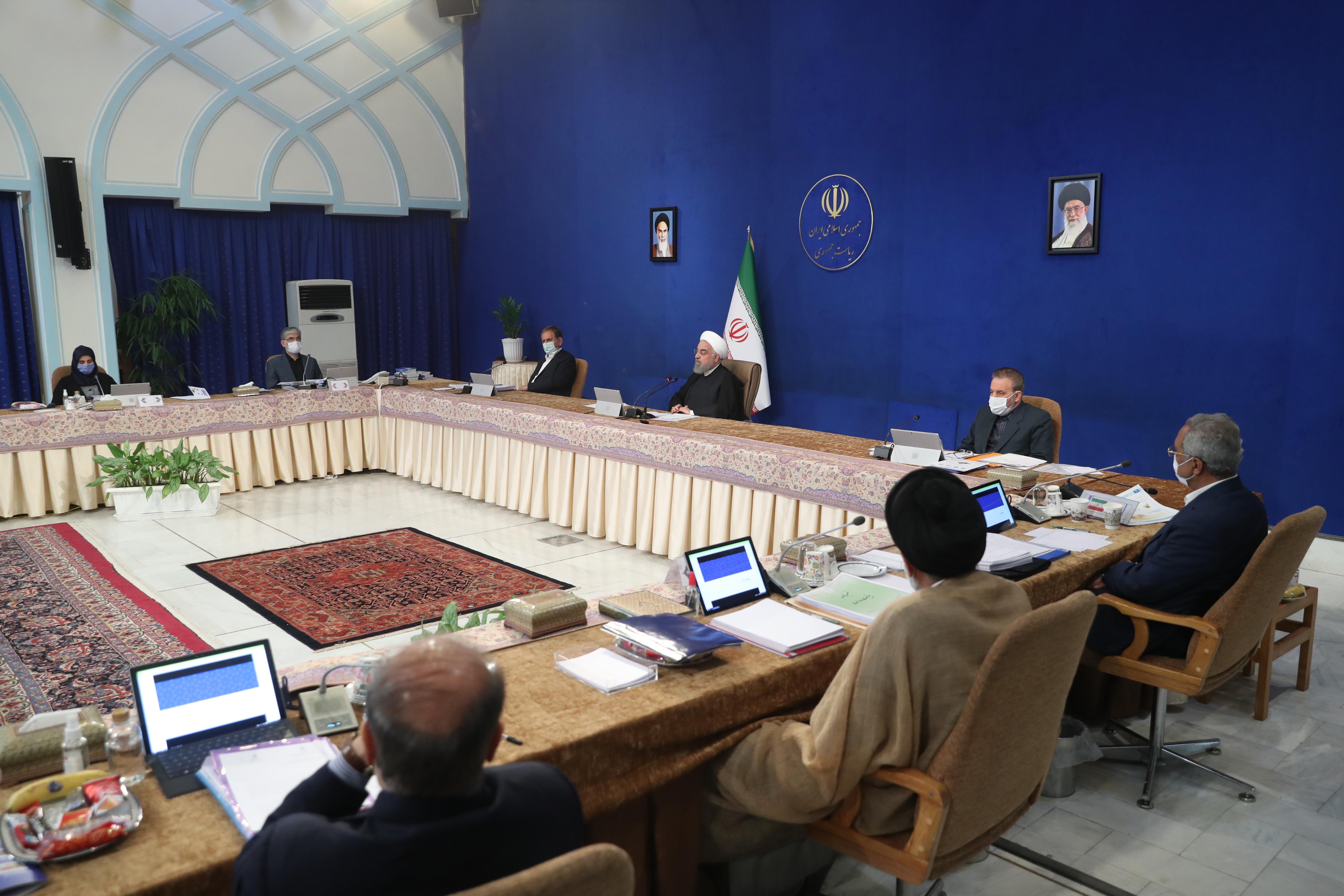 همه کاری که در این 1.5 سال برای سیل فروردین 98 انجام شده بود و این یکی از افتخارات بزرگ دولت است که هرچه لازم بوده در خسارت سیل بی‌نظیر در سال 98 که 25 استان ما را گرفتار سیل کرد و 3، 4 استان با مشکلات بسیار بزرگ و عظیم مثل خوزستان، لرستان، گلستان که مشکلات بسیار زیادی را پیدا کردند، تمام خانه‌ها و مراکز تجاری و جاده‌ها، ابنیه و مراکز تخریب‌شده ساخته شده است فقط خانه‌ها و ابنیه مردم 157 هزار بوده که 66 هزار از آغاز ساخته شده کلاً خاکبرداری و ساخته شده است و حدود 99 هزار دیگر هم ترمیم شده همه ساختمان‌ها به مردم تحویل داده شده است، 15 هزار کیلومتر جاده اصلی، فرعی و روستایی در این مدت تکمیل شده است این کار عظیم و بزرگی است که در کشور ما انجام گرفته است، خواهش می‌کنم دوستان ما مقایسه کنند با سایر کشورها حتی کشورهای پیشرفته آنجاهایی که بلاهای طبیعی می‌آید، ببینند در چه مدت مردم را می‌توانند برگردانند؛ نه اینکه مردم به خانه خودشان برگشتند مردم  به خانه بهتر و مستحکم‌تر برگشتند